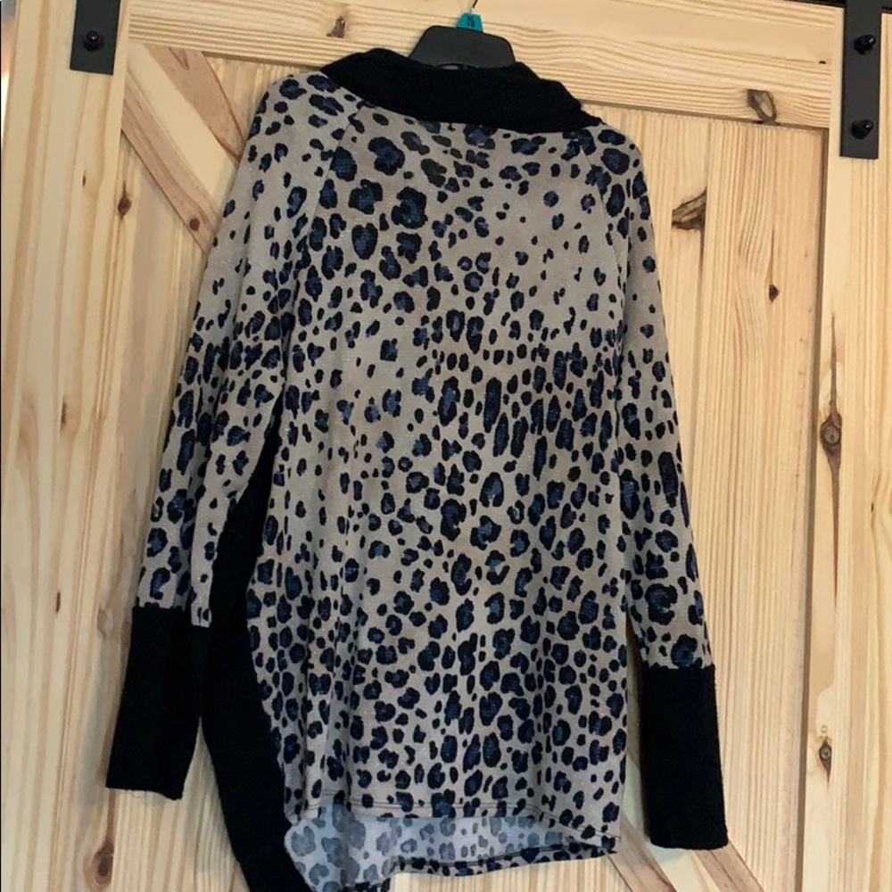 Cheetah sweater - Picture 2 of 5